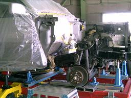 車の塗装をしている写真