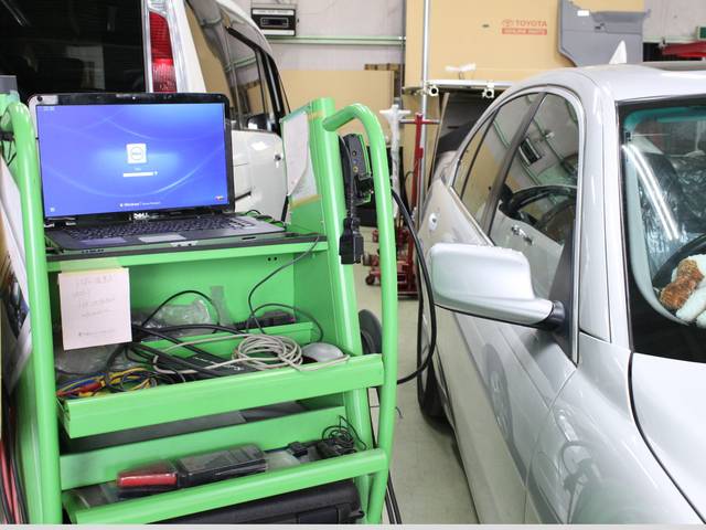 コンピューター診断をしている車