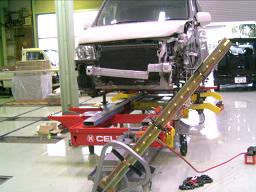 車の修理をしている写真